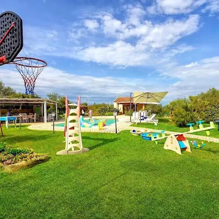 Villa Dolores , With A Spectacular Swimming Pool With Hydromassage And A Big Garden For The Children - Iun S3325 *
