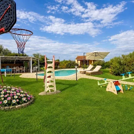 Villa Dolores , With A Spectacular Swimming Pool With Hydromassage And A Big Garden For The Children - Iun S3325